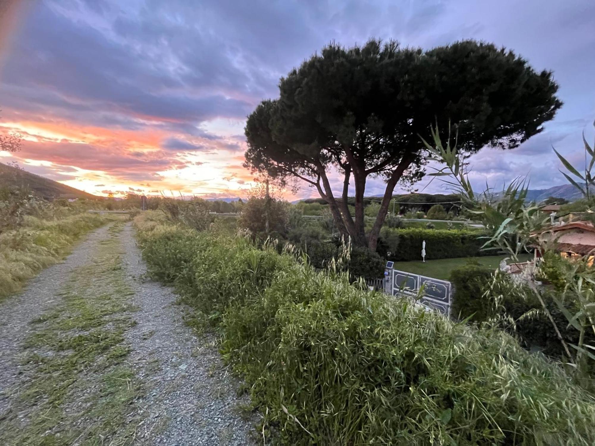 Chalet Camping River Italie Met 2 Slaapkamers Ameglia Exterior photo