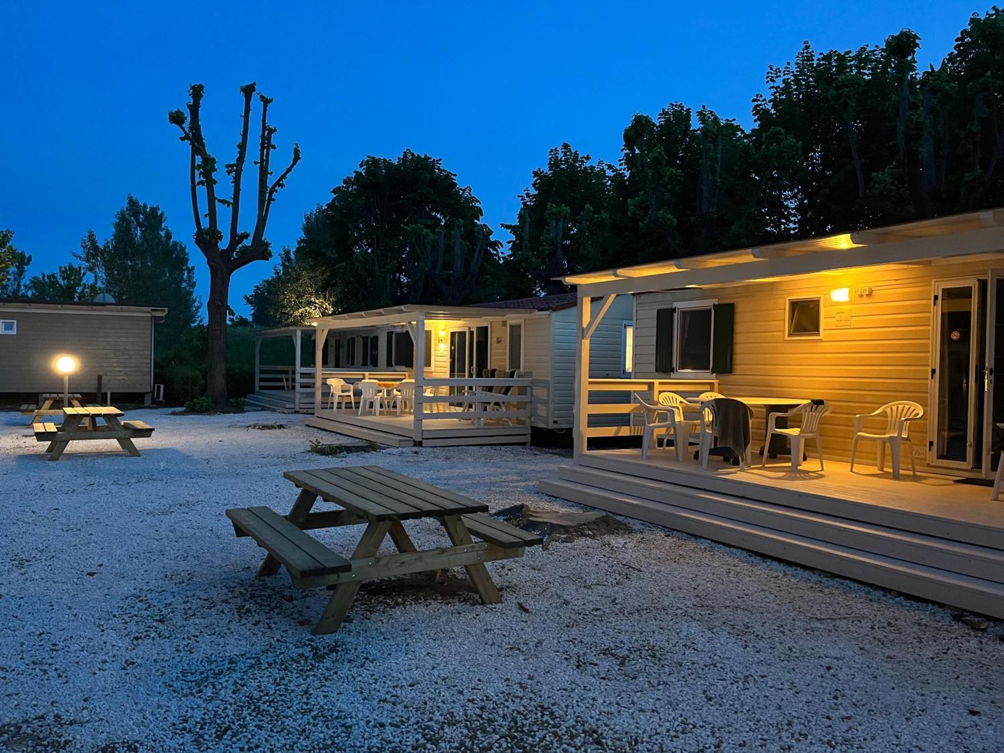 Chalet Camping River Italie Met 2 Slaapkamers Ameglia Exterior photo